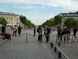  touristes au pied de l'Arc de Triomphe